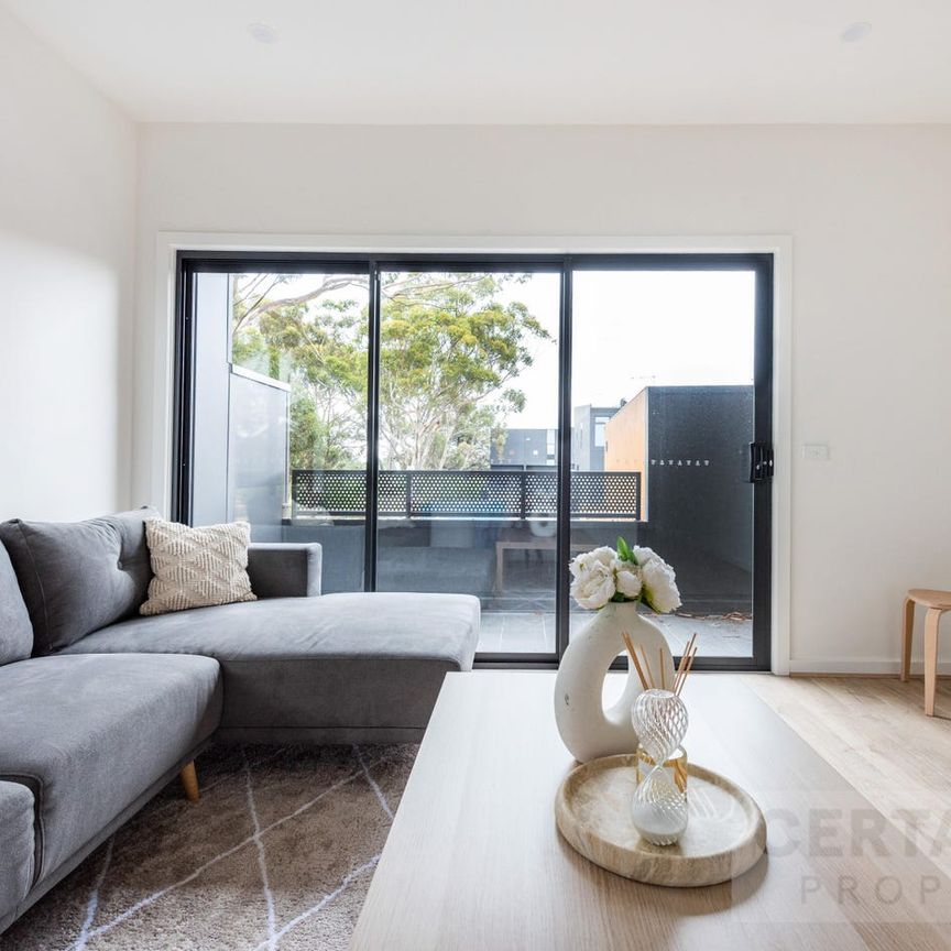 Brand New Fully Furnished Co-Living Home in South Morang – Bills and Wi-Fi Included - Photo 1