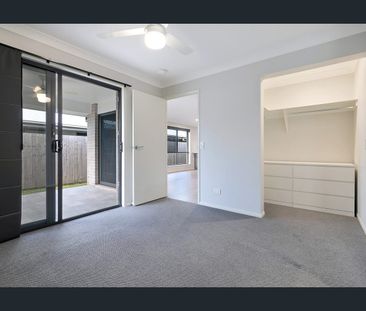 Modern 3 bedroom home with multiple living spaces in fantastic loca... - Photo 2