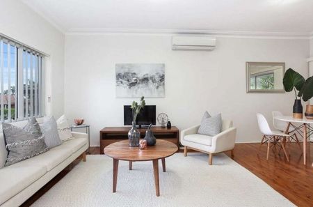 Modern Four Bedroom Family Home - Photo 2