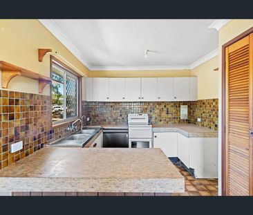 3 Bedroom Top Floor - Available now - Photo 4