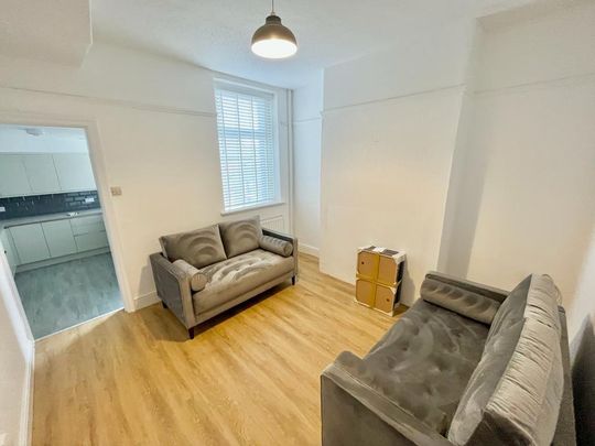 4 bedroom private hall to rent - Photo 1