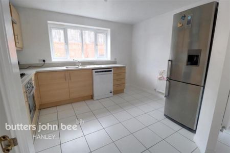 4 bedroom detached house to rent - Photo 5
