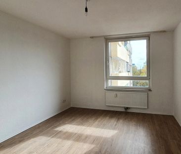 Renovierte 2-Zimmer-Wohnung! Nur in Kombination mit Garage zu vermi... - Photo 1