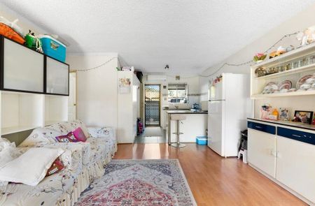 Well-Maintained Ground-Floor Two Bedroom Unit - Photo 2