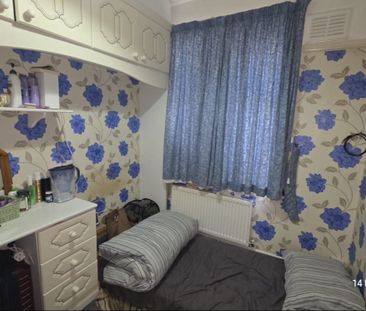 Room in a Shared House, Arandora Crescent, RM6 - Photo 1