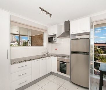 Stylish 2-Bedroom Unit in Prime Broadbeach Location - Photo 2