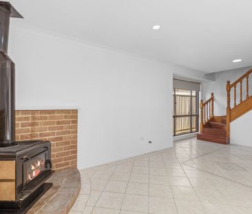 Spacious Double-Storey Family Home with garage - Photo 3