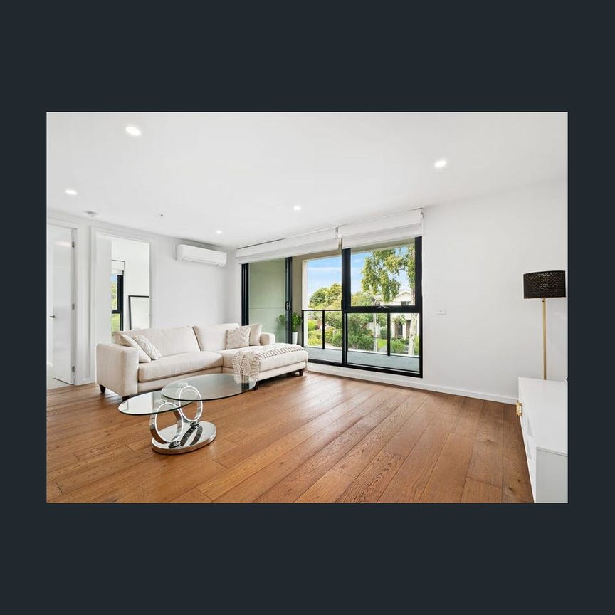 LIGHT FILLED TOP FLOOR APAPRTMENT IN SUPERB LOCATION - Photo 1