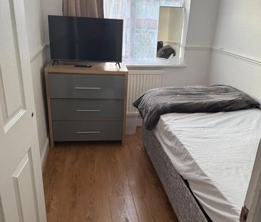 Room in a Shared House, Foxley Road, CR7 - Photo 4