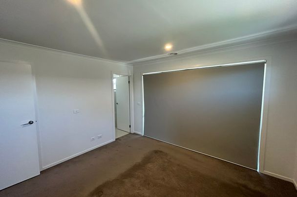 Spacious Low Maintenance Townhouse In Top Location! - Photo 1