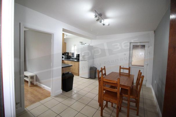 6 bedroom semi-detached bungalow to rent - Photo 1