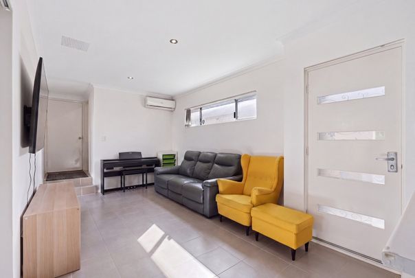 Beautifully Presented & Private 3-Bedroom Villa in a Fantastic Location - Photo 1