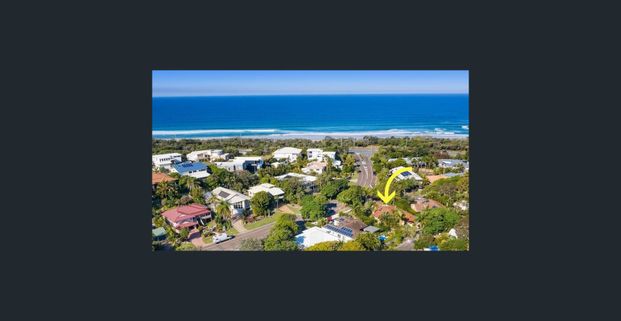 Tranquil Coastal Retreat: Charming 4-Bedroom House in Castaways Beach - Photo 1
