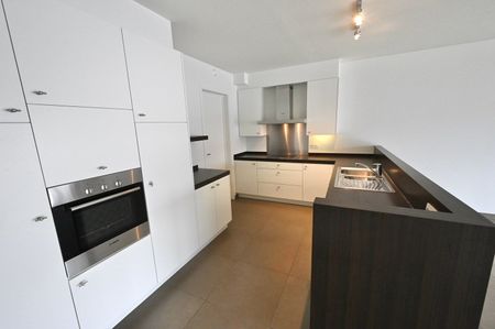 ONGEMEUBELD - Woonappartement in een rustige residentie, op de Lippenslaan (10m façade!). - Photo 3