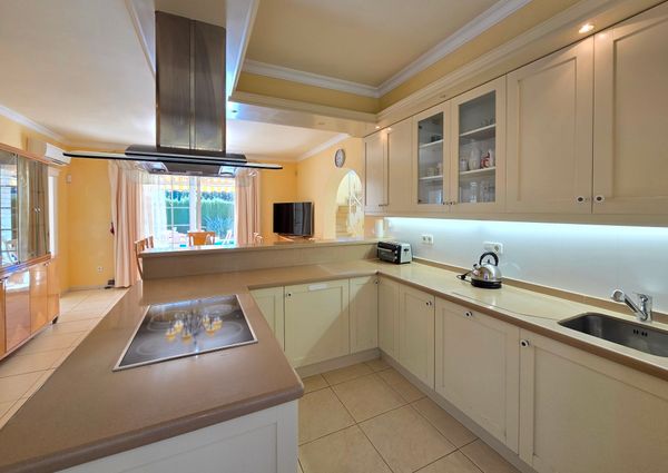 FOR RENT: SPACIOUS AND ELEGANT VILLA IN MORAIRA with 4 bedrooms for LONG TERM