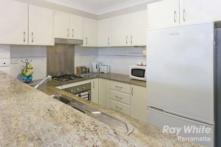 CITY FRINGE LOCATION - Spacious 2 bedroom Unit! - Photo 2