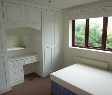 4 Bed Terraced House, Berkeley Close, SO15 - Photo 6