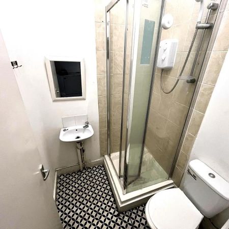 Studio Flat, Kilburn High Road, NW6 - Photo 3