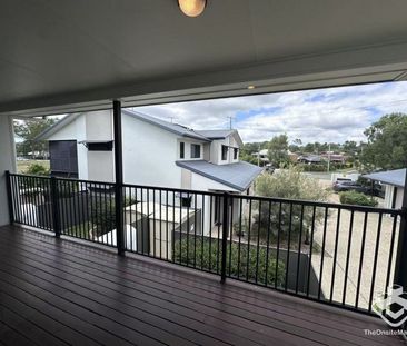Renovated Spacious Townhouse with Ducted Air Con - Photo 3
