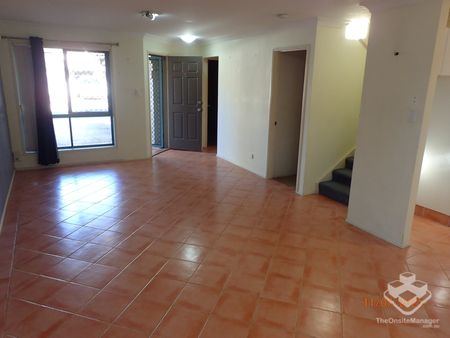 Centrally located 3 bed townhouse available in Carrara soon - water included - Photo 2