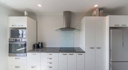 Beautifully Presented Three Bedroom Home - Photo 5