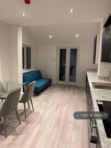 1 bedroom in a house share to rent - Photo 2