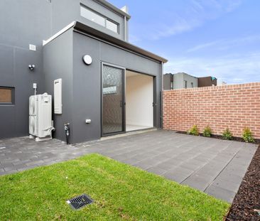 Cutting edge modern living - Photo 3