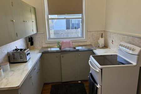 CHARMING 2 BEDROOM HOME IN PRIME LOCATION! - Photo 2