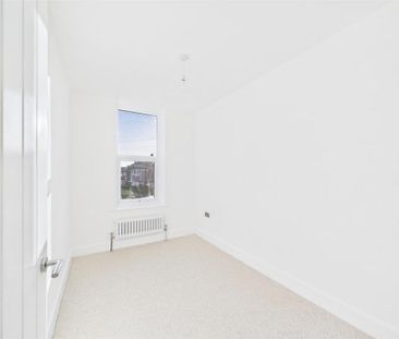 3 bedroom end of terrace house to rent - Photo 2