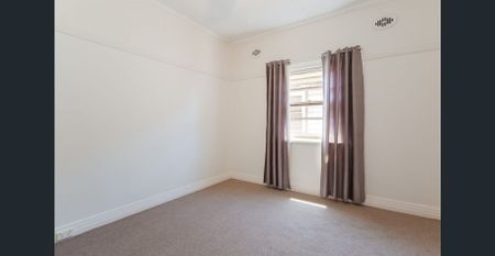 Charming Waratah Cottage in Prime Location - Photo 5