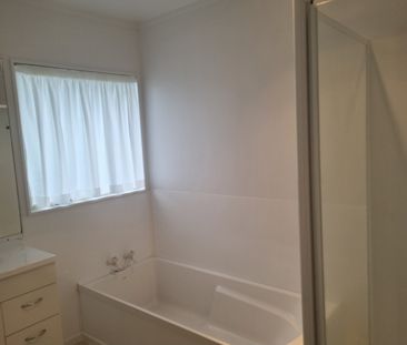 Grab this one - 3 Bedroom/1 Bathroom/Open Plan Living - Photo 2