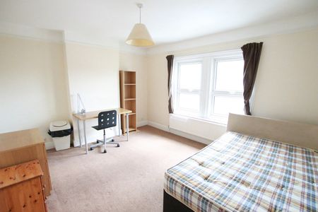 4 Bed Terraced House, St. Peters Road, RG6 - Photo 3