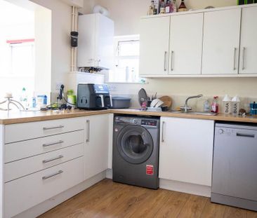 1 bedroom in a house share to rent - Photo 4