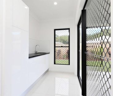 Quality Home - Fully Air Conditioned - Small Yard - Mackillop Catho... - Photo 2