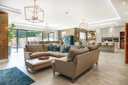 Detached House to rent with 5 bedrooms, Warren Drive, Kingswood - Photo 3