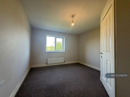 2 bedroom flat to rent - Photo 2