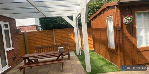 1 bedroom in a house share to rent - Photo 3