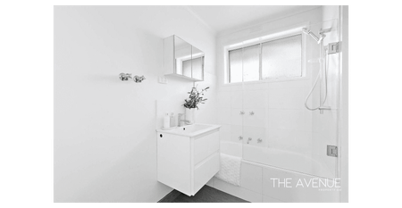 Spacious 2-Bedroom Apartment in the Heart of Mordialloc - Photo 5
