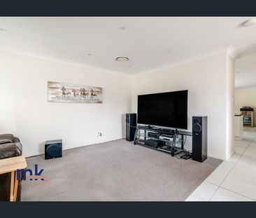 Great value 4 bedroom home with generous yard and side access! - Photo 1