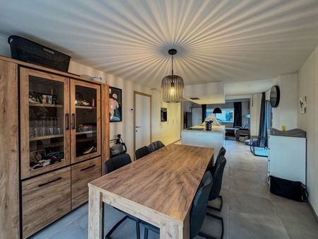 Volledig gerenoveerde woning met 3 slaapkamers, carport en tuin. - Photo 3