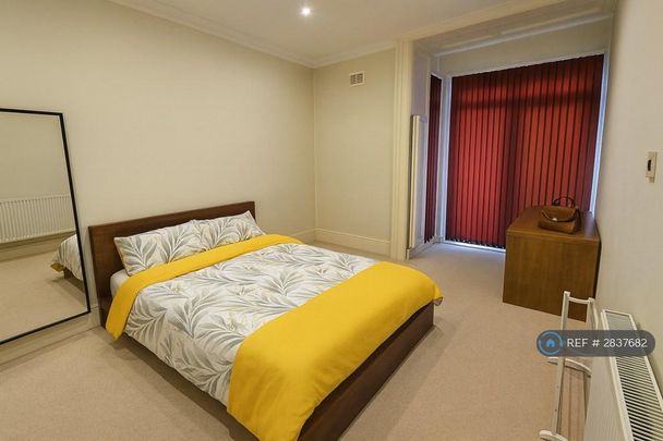 1 bedroom in a flat share to rent - Photo 1