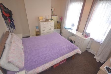 1 bedroom Flat To Let - Photo 2