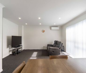 Modern 4-Bedroom Townhouse in a Desirable Hamilton Location - Photo 1