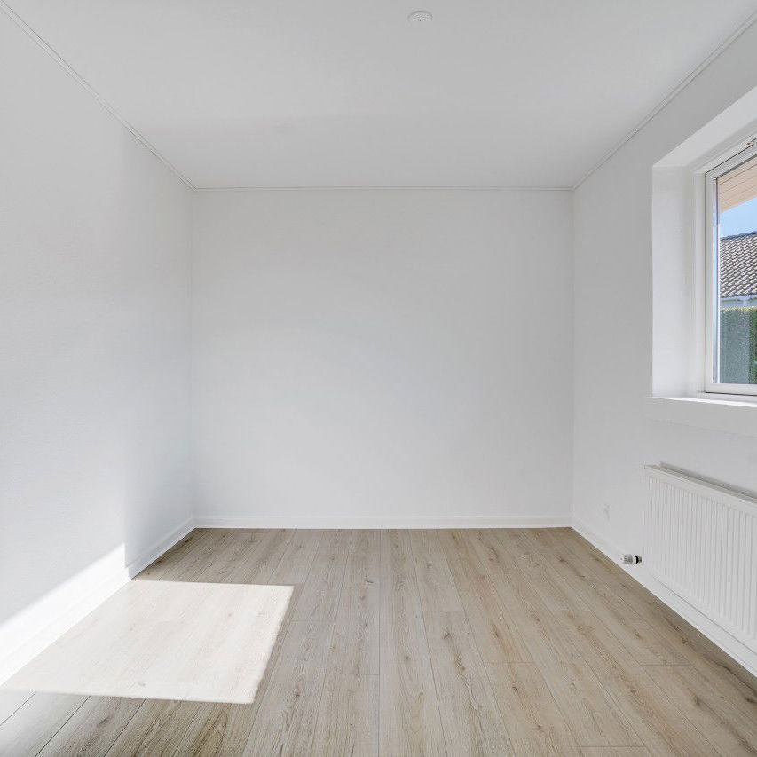 Attraktiv 1-plans rækkehus i Holluf Pile med have og parkering. - Photo 1