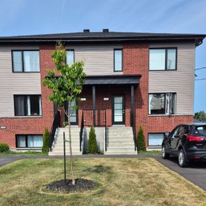 logement 5 1/2 sur deux étages avec cour arrière gazonné à Sainte-Madeleine - Photo 2