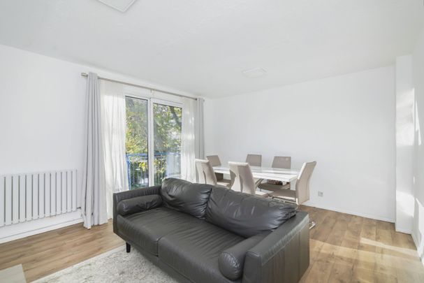Flat to rent - Thorburn Square, London, SE1 - Photo 1
