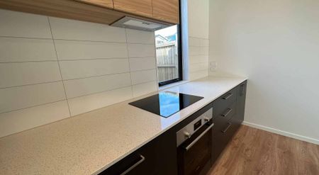 MODERN THREE BEDROOM TWO BATHROOM TOWNHOUSE - Photo 3
