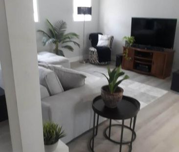 Très grand logement dans maison privée, chauffé, éclairé, stationne... - Photo 3