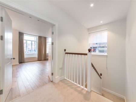 A wonderful newly refurbished two bedroom apartment arranged over the ground and lower ground floor of a handsome period building. - Photo 3