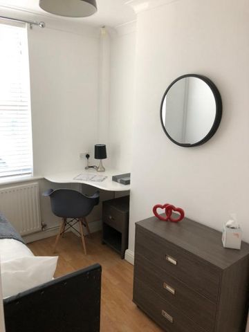 4 bedroom terraced house to rent - Photo 4